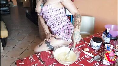 Milf vogliosa prepara i porno pancake