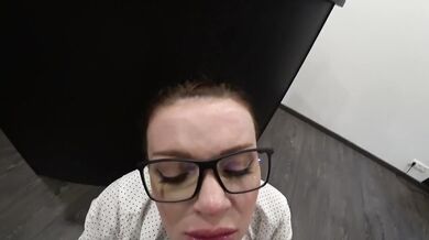 Beautiful secretary pleased angry customer with hot blowjob at reception