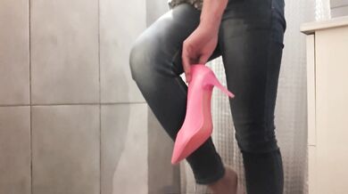 Wetting my Jenas all go to my shoes I show you when get off my high heels and rub my clit by heels