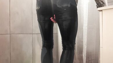Wetting my Jenas all go to my shoes I show you when get off my high heels and rub my clit by heels