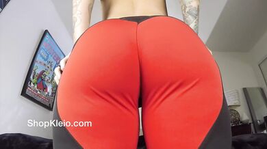 Worship Big Ass in Yoga Pants shake and jiggle