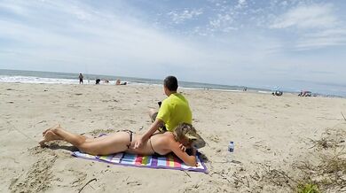 REAL AMATEUR PUBLIC HANDJOB RISKY ON THE BEACH !!! PEOPLE WALKING NEAR...