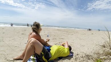 REAL AMATEUR PUBLIC HANDJOB RISKY ON THE BEACH !!! PEOPLE WALKING NEAR...