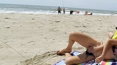 REAL AMATEUR PUBLIC HANDJOB RISKY ON THE BEACH !!! PEOPLE WALKING NEAR...