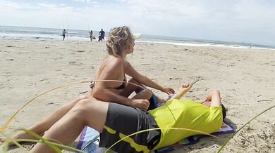 REAL AMATEUR PUBLIC HANDJOB RISKY ON THE BEACH !!! PEOPLE WALKING NEAR...