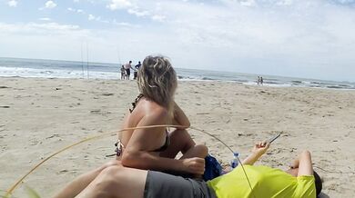 REAL AMATEUR PUBLIC HANDJOB RISKY ON THE BEACH !!! PEOPLE WALKING NEAR...
