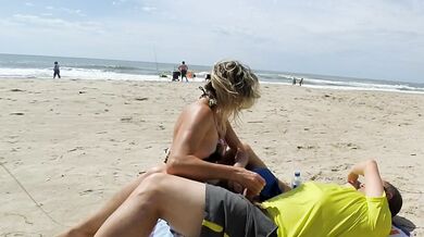 REAL AMATEUR PUBLIC HANDJOB RISKY ON THE BEACH !!! PEOPLE WALKING NEAR...