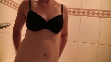 Shaving my hairy pussy before sitting on his face and making him cum