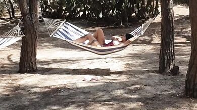 Turista viene scopata in pineta da un guardone