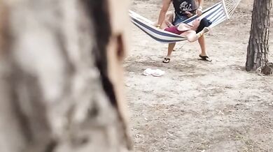 Turista viene scopata in pineta da un guardone