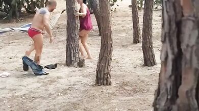 Turista viene scopata in pineta da un guardone