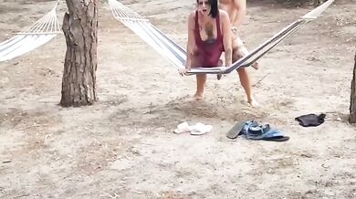 Turista viene scopata in pineta da un guardone