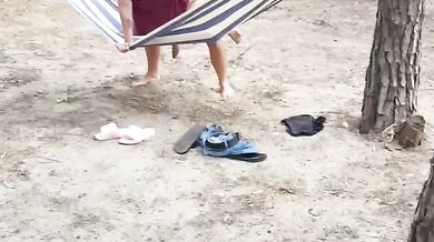 Turista viene scopata in pineta da un guardone