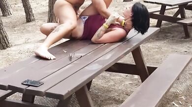 Turista viene scopata in pineta da un guardone