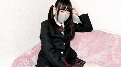 テレビを見ていたらムラムラ…。ドアの方向を気にしながら触っちゃう、、、