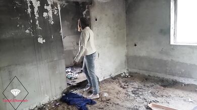 Risky public sex in the abandoned building near the road.