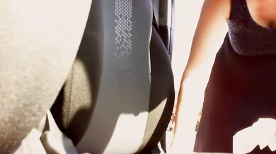 La Italian stepmom masturbates in the car while taking her stepson to school