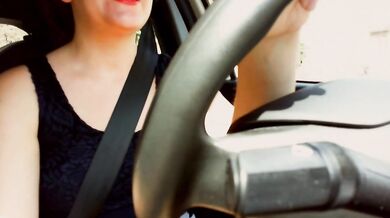 La Italian stepmom masturbates in the car while taking her stepson to school