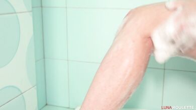 Sexy girl in the shower gave a hot blowjob to a friend / Luna Roulette