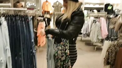 Public masturbation in changing room-Super hot girl