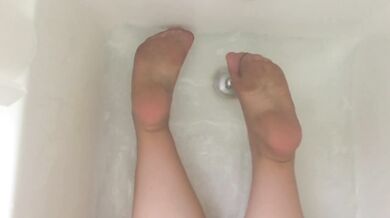 Busty Amateur BBW Milf Wears Nude Pantyhose in Bathtub