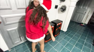 CULONAS CALIENTES TIENEN SEXO LESBICO EN LA NOCHE DE NAVIDAD HASTA EL ORGASMO