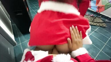 CULONAS CALIENTES TIENEN SEXO LESBICO EN LA NOCHE DE NAVIDAD HASTA EL ORGASMO