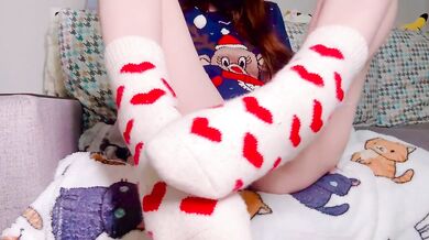 On Christmas, soft teengirl squirts and splashes pink pussy in her room! until her parents don’t see