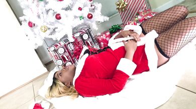 Don Whoe Catches mr Masturbating under the Christmas Tree and Face Fucks me Good