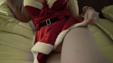 Bimbo Mrs. Claus Gets Fucked For Christmas!