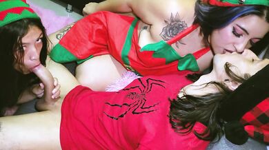 My girlfriend invites her friend to a threesome for christmas! (Anal & Pussy fuck)