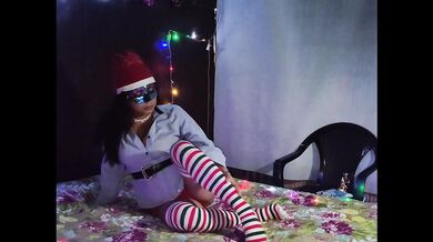 HOT GIFT!! SHE SENT ME HER VIDEO TOUCHING HER VAGINA AND TITS ON CHRISTMAS