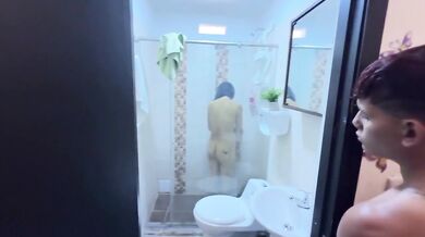 Mi hermanastra se ducha con la puerta abierta y yo me aprovecho para follarla.