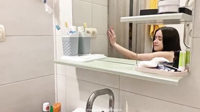A trip to the shower ended in sex, blowjob and facial