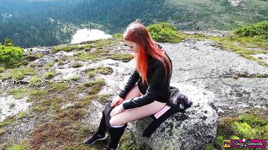 The girl decided to relax, masturbate her and get an orgasm high in the mountains!