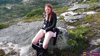 The girl decided to relax, masturbate her and get an orgasm high in the mountains!
