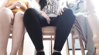 Мои коллеги меня начали трогать под столом и я им ответила взаимностью - lesbian_illusion