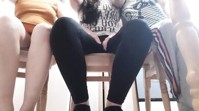 Мои коллеги меня начали трогать под столом и я им ответила взаимностью - lesbian_illusion