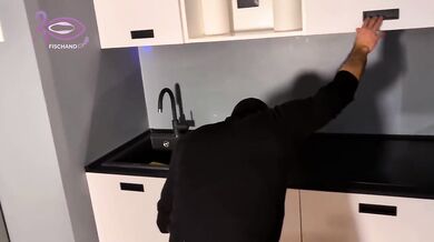 Donna delle pulizie fucked hard squirt in the kitchen
