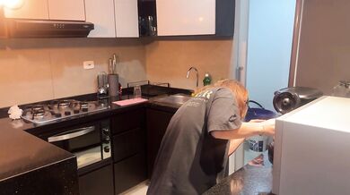 Me aprovecho que no hay nadie en casa para follarme duro a mi madrastra en la cocina. SEXO REAL AMATEUR.