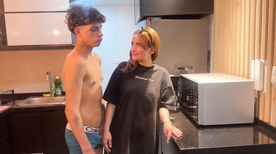 Me aprovecho que no hay nadie en casa para follarme duro a mi madrastra en la cocina. SEXO REAL AMATEUR.