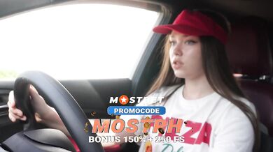 Fucked a pizza delivery girl for being late, got a tip with a powerful creampie in her pussy