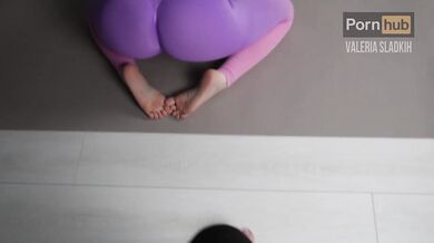 Yogatimen endte i sex. Sæd i min stedsøster - Valeria Sladkih