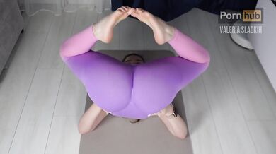 Yogatimen endte i sex. Sæd i min stedsøster - Valeria Sladkih