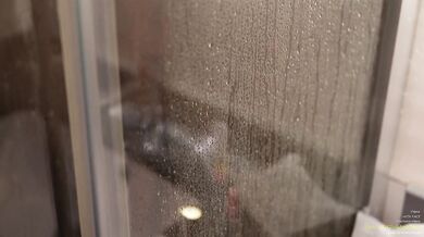 A beautiful girl gave a blowjob to a stranger in a hotel