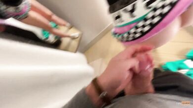 Risky fucking and public blowjob in a store changing room