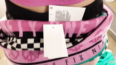 Risky fucking and public blowjob in a store changing room