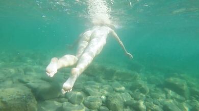 Slim girl swims naked in sea and masturbate her pussy