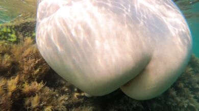 Slim girl swims naked in sea and masturbate her pussy