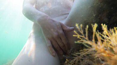 Slim girl swims naked in sea and masturbate her pussy